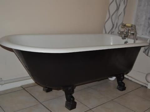 Deep soaking bathtub