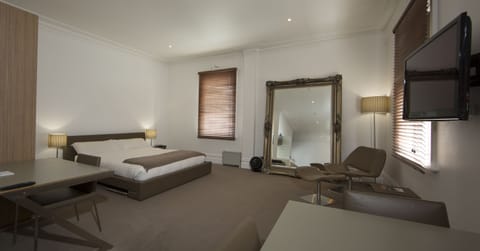 Deluxe Room, Non Smoking, Kitchenette (King Deluxe Suite) | Hypo-allergenic bedding, minibar, iron/ironing board, free WiFi