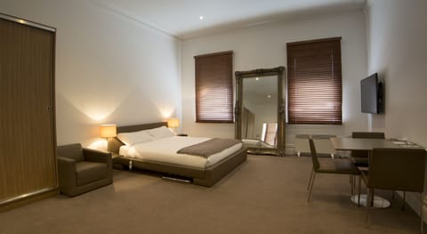 Standard Room, Non Smoking, Kitchenette (King Suite) | Hypo-allergenic bedding, minibar, iron/ironing board, free WiFi