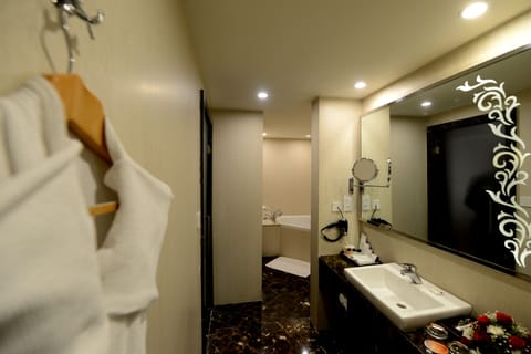 Suite Room with 2 Way Airport Transfers | Bathroom | Shower, rainfall showerhead, free toiletries, hair dryer