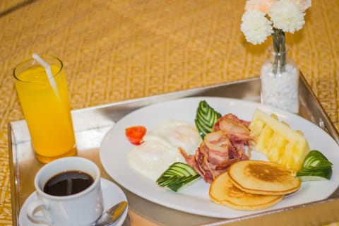 Daily cooked-to-order breakfast (PHP 350 per person)
