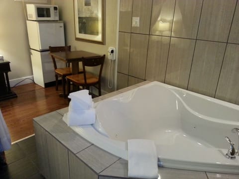 Jetted tub