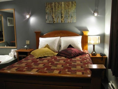 Deluxe Room, 1 Queen Bed, Jetted Tub | Desk, rollaway beds, free WiFi