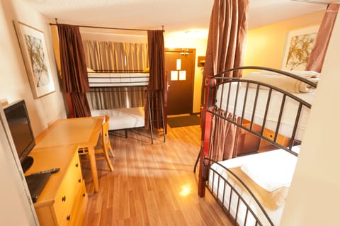 Quadruple Room, Ensuite | Free WiFi, bed sheets