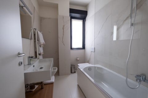 Suite | Bathroom | Free toiletries, hair dryer, towels