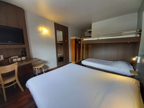 Quadruple Room, Non Smoking | Premium bedding, desk, soundproofing, free WiFi