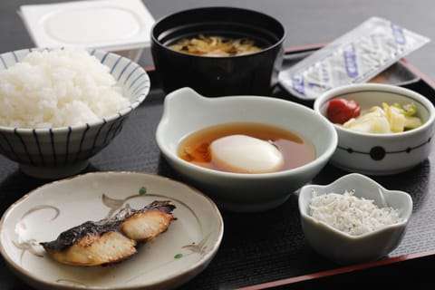 Daily cooked-to-order breakfast (JPY 900 per person)