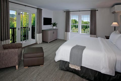 Deluxe Vineyard View | Egyptian cotton sheets, premium bedding, down comforters, pillowtop beds