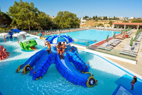 3 outdoor pools, sun loungers