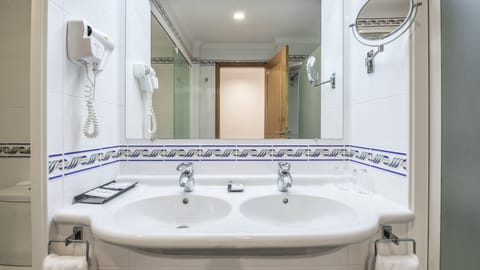 Combined shower/tub, deep soaking tub, hair dryer, towels