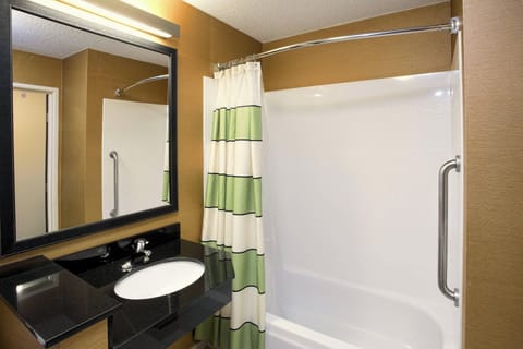 Combined shower/tub, free toiletries, hair dryer, towels