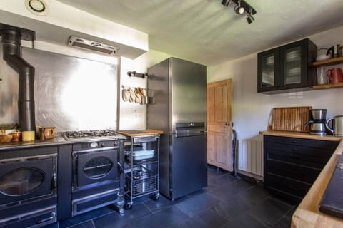 cuisine avec cuisinière à gaz, électricité et une partie à BOIS