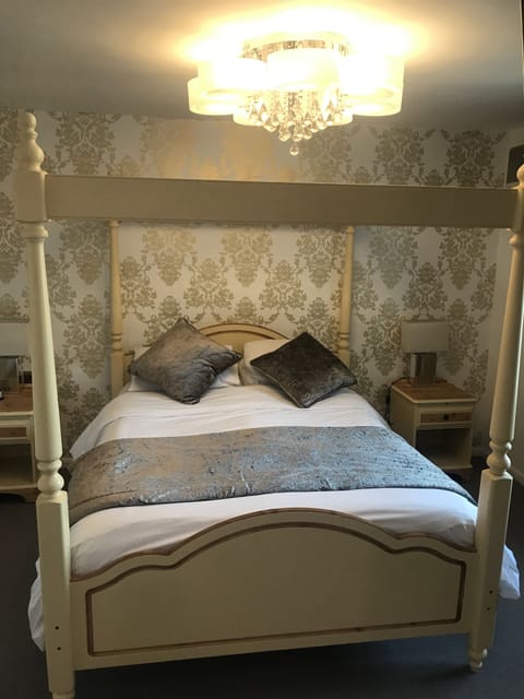 Executive Double Room | Iron/ironing board, free WiFi, bed sheets