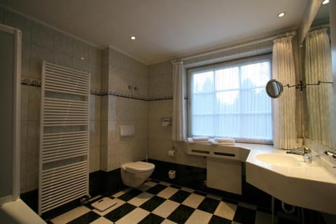 Junior Suite | Bathroom | Free toiletries, hair dryer, towels