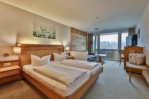 Classic Double Room | Minibar, in-room safe, desk, free WiFi