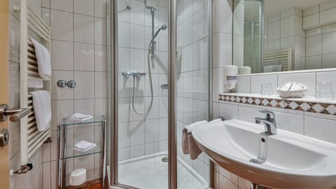 Classic Double Room | Bathroom | Shower, free toiletries, hair dryer, bathrobes