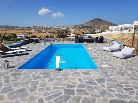 3 Villas with 3 private pools & Jacuzzi:
Villa Emily