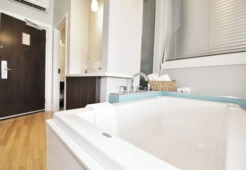 Junior Suite, 1 King Bed, Bathtub | Deep soaking bathtub