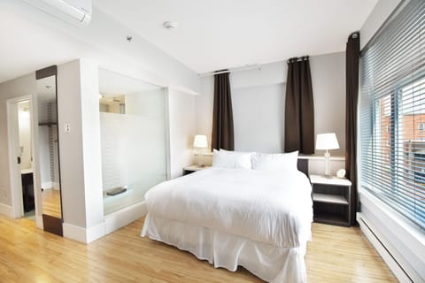 Deluxe Room, 1 King Bed, City View | Egyptian cotton sheets, premium bedding, pillowtop beds, desk