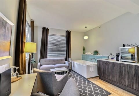 Executive Suite, 1 King Bed, Bathtub | Living area | Flat-screen TV