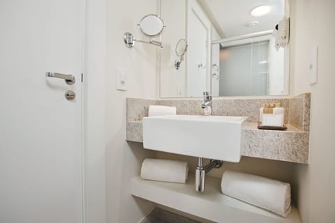 Executive Room, 1 Queen Bed | Bathroom | Free toiletries, hair dryer, towels, soap