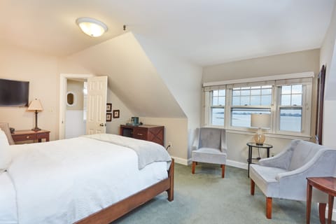 Deluxe Room, 1 Queen Bed, Non Smoking, River View | Egyptian cotton sheets, premium bedding, down comforters, pillowtop beds