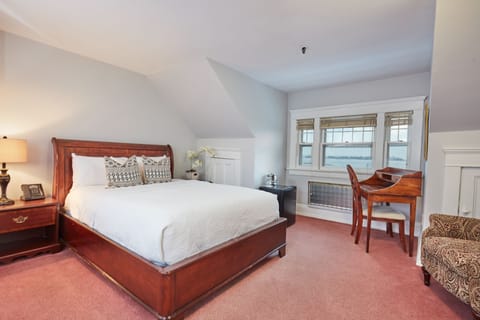 Deluxe Room, 1 Queen Bed, Non Smoking, River View | Egyptian cotton sheets, premium bedding, down comforters, pillowtop beds