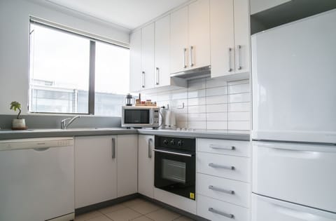 Apartment, 2 Bedrooms, Private Bathroom | Private kitchen | Fridge, microwave, oven, stovetop