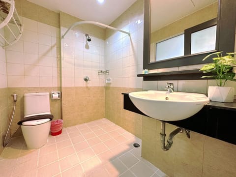 Superior Double or Twin Room, Balcony | Bathroom | Shower, rainfall showerhead, hair dryer, towels
