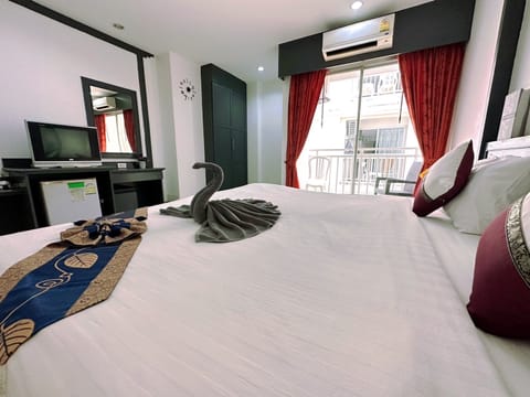 Superior Double or Twin Room, Balcony | Living area | 32-inch TV with satellite channels