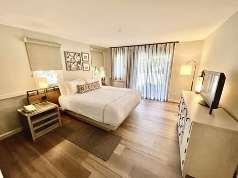 Room, 1 King Bed | 1 bedroom, in-room safe, desk, iron/ironing board