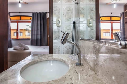 Deluxe Suite | Bathroom | Shower, towels, soap, shampoo