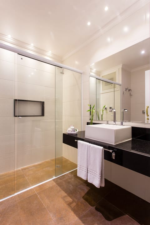 Room (Nobre) | Bathroom | Shower, free toiletries, hair dryer, bathrobes