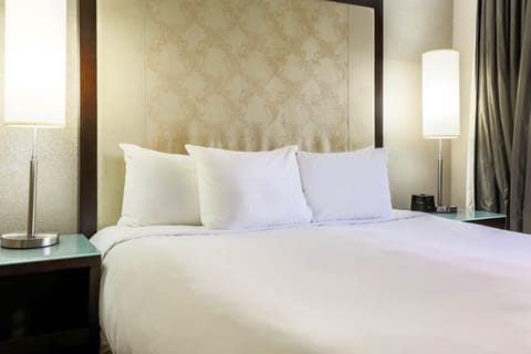Premium bedding, in-room safe, individually furnished, blackout drapes