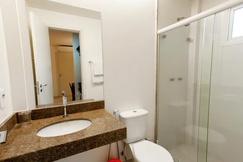 Quarto Casal/Duplo Standard - Com Varanda ( Piso Terreo) | Bathroom | Free toiletries, towels, soap, shampoo