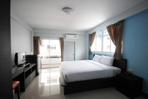 Standard Double Room | Minibar, desk, free WiFi, bed sheets