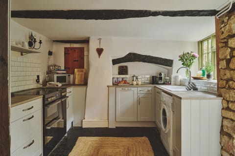 Traditional Cottage, Private Bathroom | Shared kitchen | Highchair