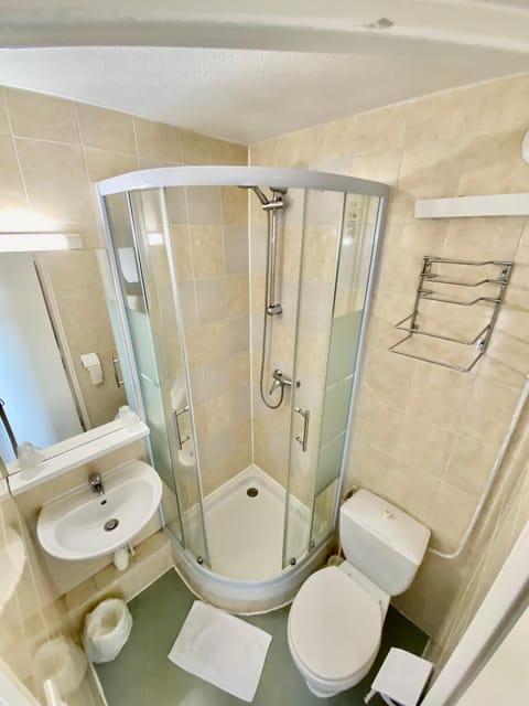 Standard Double Room | Bathroom | Shower, rainfall showerhead, towels