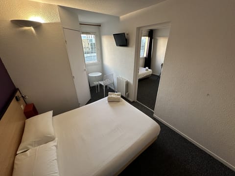 Standard Quadruple Room, No View | Desk, soundproofing, free WiFi, bed sheets