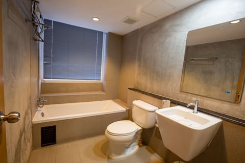 Luxury Premier Sea View | Bathroom | Free toiletries, towels