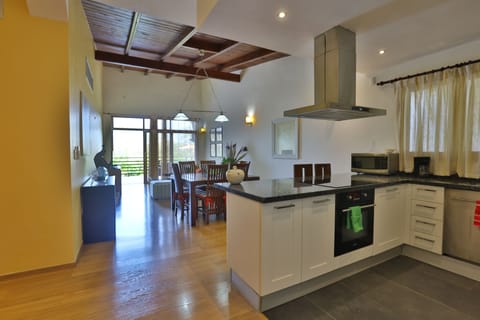 Family Suite (XL) | Private kitchen | Full-size fridge, microwave, stovetop, rice cooker
