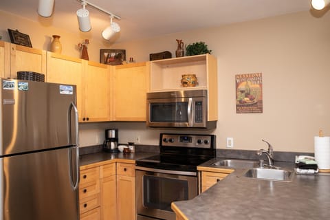 Condo, 1 Bedroom | Private kitchen | Fridge, oven, coffee/tea maker, toaster