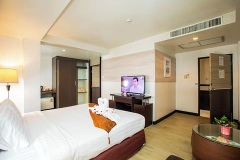 Deluxe Room | Minibar, in-room safe, free WiFi