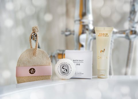 Separate tub and shower, deep soaking tub, rainfall showerhead