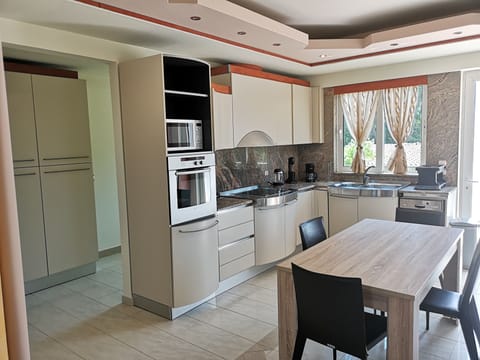 Luxury Villa | Private kitchen | Stovetop, dishwasher, coffee/tea maker, toaster