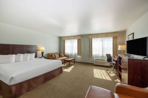 Suite, 1 King Bed, Non Smoking | In-room safe, desk, iron/ironing board, free cribs/infant beds