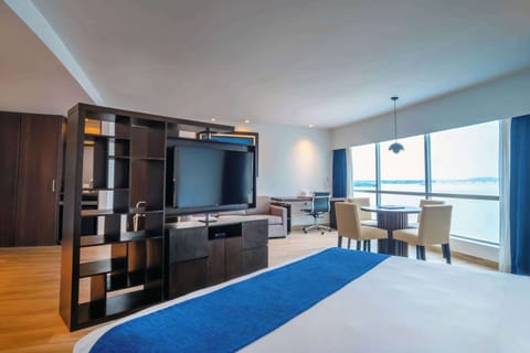 Junior Suite, 1 King Bed, Non Smoking | Hypo-allergenic bedding, pillowtop beds, in-room safe, desk