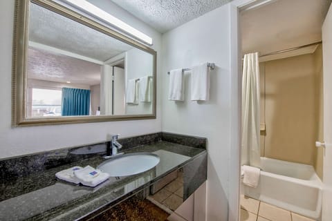 Combined shower/tub, towels