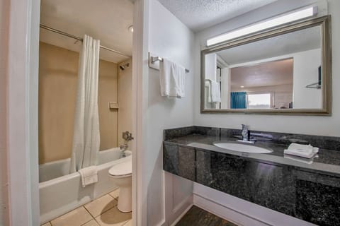 Combined shower/tub, towels