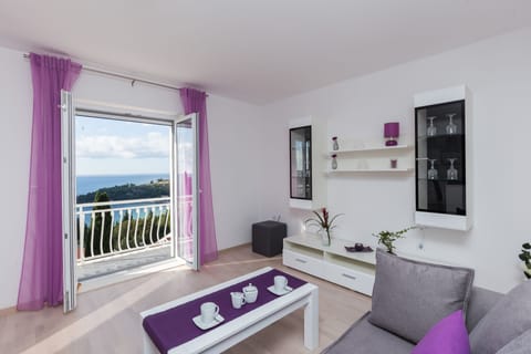 Apartment (Comfort Two Bedroom SeaView Apartment) | Living room | Flat-screen TV